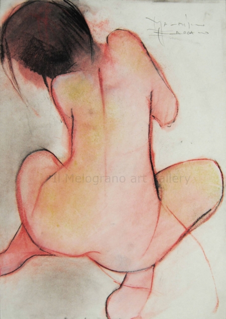 Le donne di Maurizio Barraco a carboncino e pastelli su carta. Sono nude, malinconiche, tragiche, simbolo di fragilità e consapevolezza.