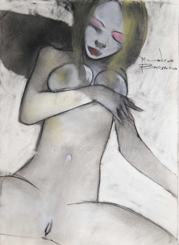 Le donne di Maurizio Barraco a carboncino e pastelli su carta. Sono nude, malinconiche, tragiche, simbolo di fragilità e consapevolezza.