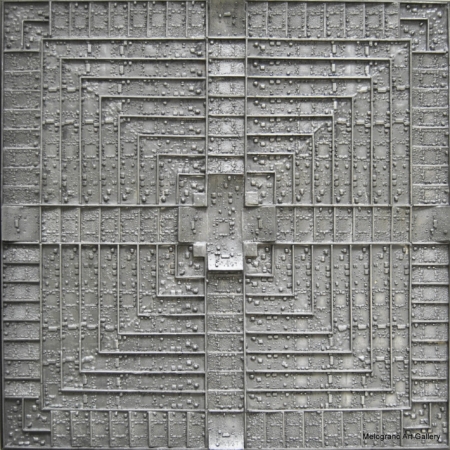 Quadro di Morgan Zangrossi Codicibus Ignotum: oggetti tridimensionali metallici diventano codici indecifrabili, simboli oscuri che invitano a una personale decodifica