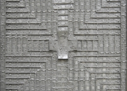 Quadro di Morgan Zangrossi Codicibus Ignotum: oggetti tridimensionali metallici diventano codici indecifrabili, simboli oscuri che invitano a una personale decodifica