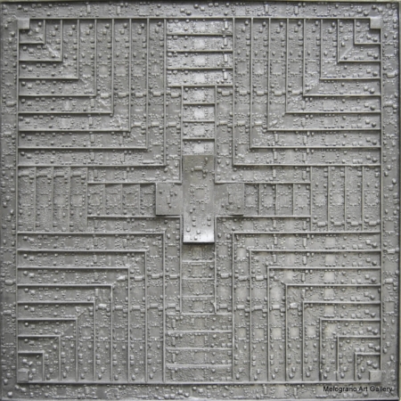 Quadro di Morgan Zangrossi Codicibus Ignotum: oggetti tridimensionali metallici diventano codici indecifrabili, simboli oscuri che invitano a una personale decodifica