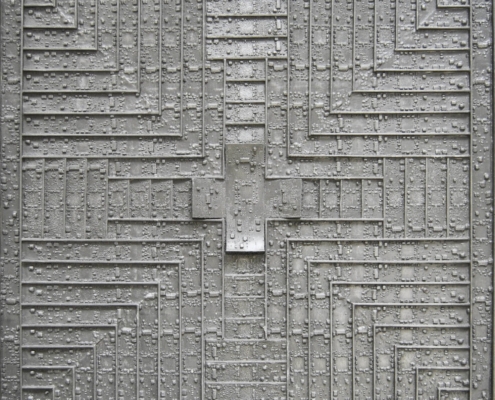 Quadro di Morgan Zangrossi Codicibus Ignotum: oggetti tridimensionali metallici diventano codici indecifrabili, simboli oscuri che invitano a una personale decodifica