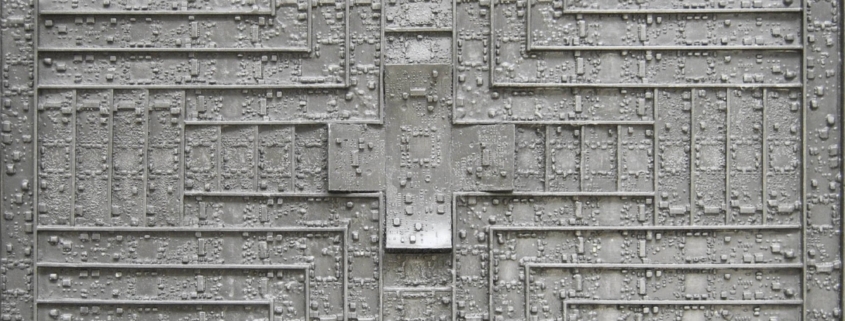 Quadro di Morgan Zangrossi Codicibus Ignotum: oggetti tridimensionali metallici diventano codici indecifrabili, simboli oscuri che invitano a una personale decodifica