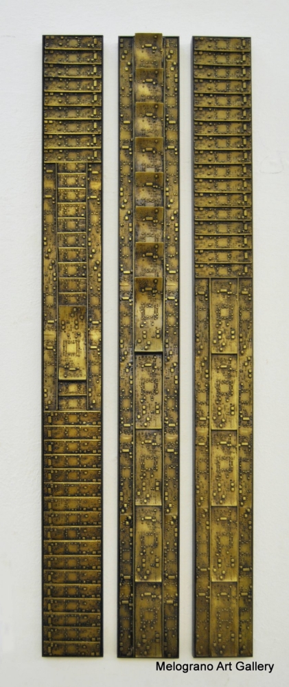 Quadro di Morgan Zangrossi Codicibus Ignotum: oggetti tridimensionali metallici diventano codici indecifrabili, simboli oscuri che invitano a una personale decodifica