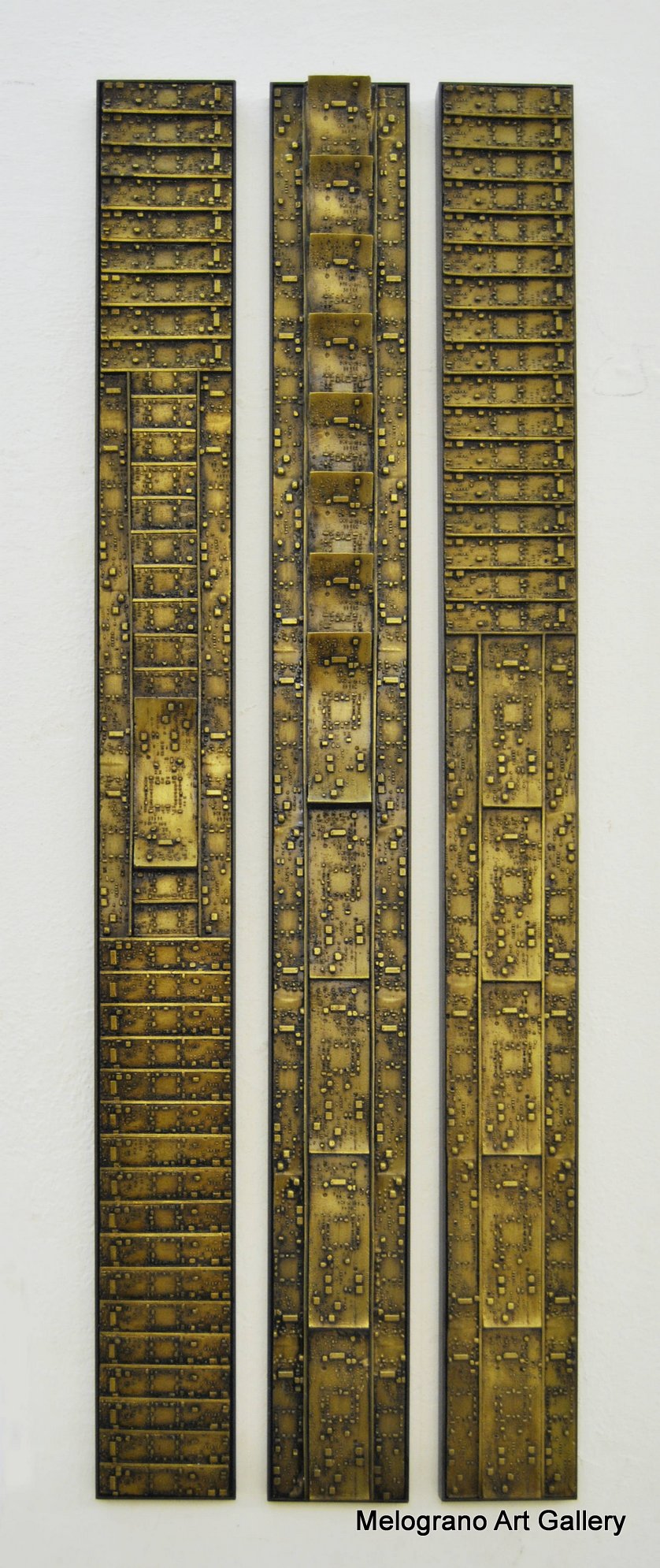 Quadro di Morgan Zangrossi Codicibus Ignotum: oggetti tridimensionali metallici diventano codici indecifrabili, simboli oscuri che invitano a una personale decodifica