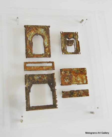 Lettore DVD XXI secolo d c, assemblaggio materico di Morgan Zangrossi con ruggine e resina