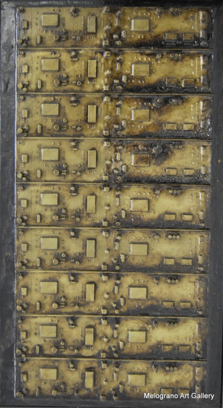 Opera concettuale di Morgan Zangrossi, realizzata con componenti hardware, ferro e resina. L’insieme metallico si trasforma in codici da scoprire.