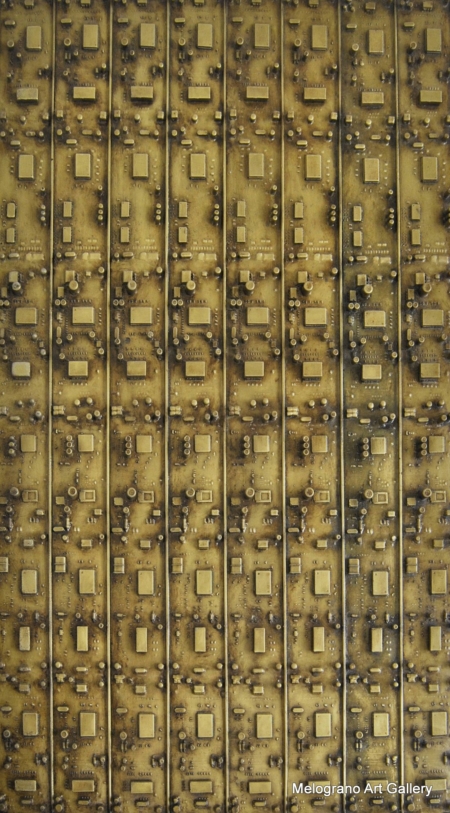 Opera concettuale di Morgan Zangrossi, realizzata con componenti hardware, ferro e resina. L’insieme metallico si trasforma in codici da scoprire.