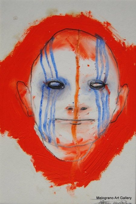 Maschera espressionista in grafite con segni tribali e aura arancio, opera su carta di Ottavio Mangiarini.