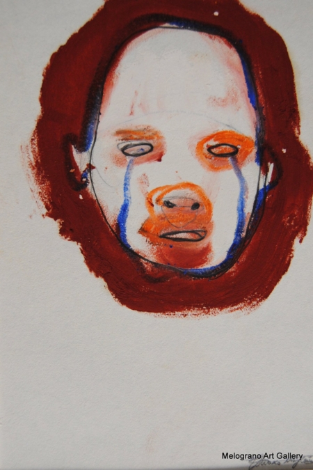 Maschera espressionista in grafite con segni tribali e aura arancio, opera su carta di Ottavio Mangiarini.