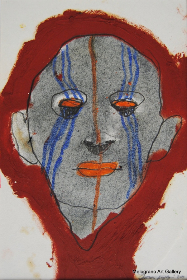 Maschera espressionista in grafite con velatura grigia e aura arancio, opera su carta di Ottavio Mangiarini.