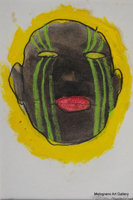 Maschera espressionista scura con aura gialla, opera su carta di Ottavio Mangiarini.