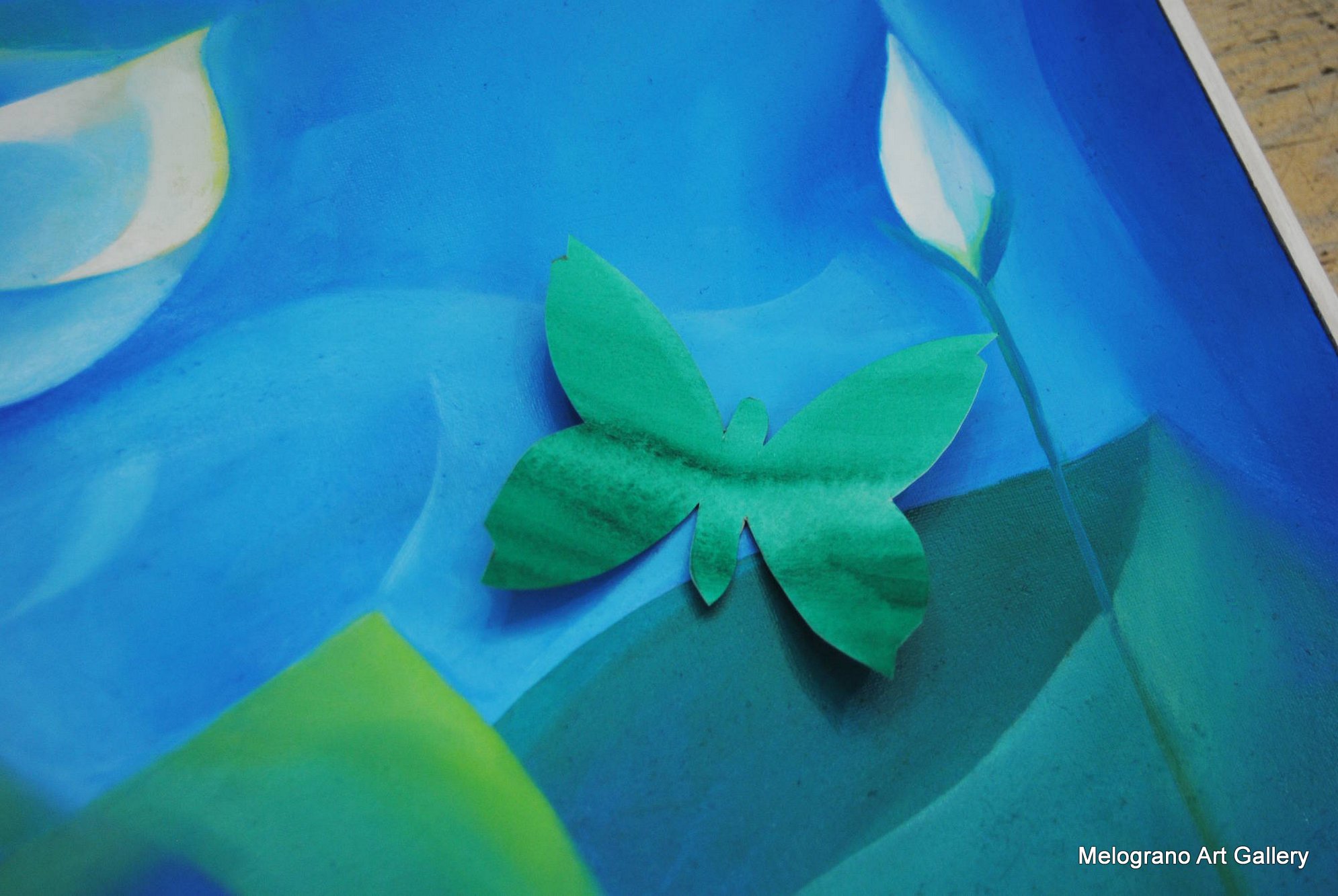 Quadro di Carlotta Pardini con paesaggio marino etereo, pesci, e azzurri con riflessi di luce