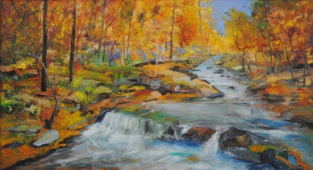 Autunno in riva al ruscello: bosco e acque fresche in colori caldi