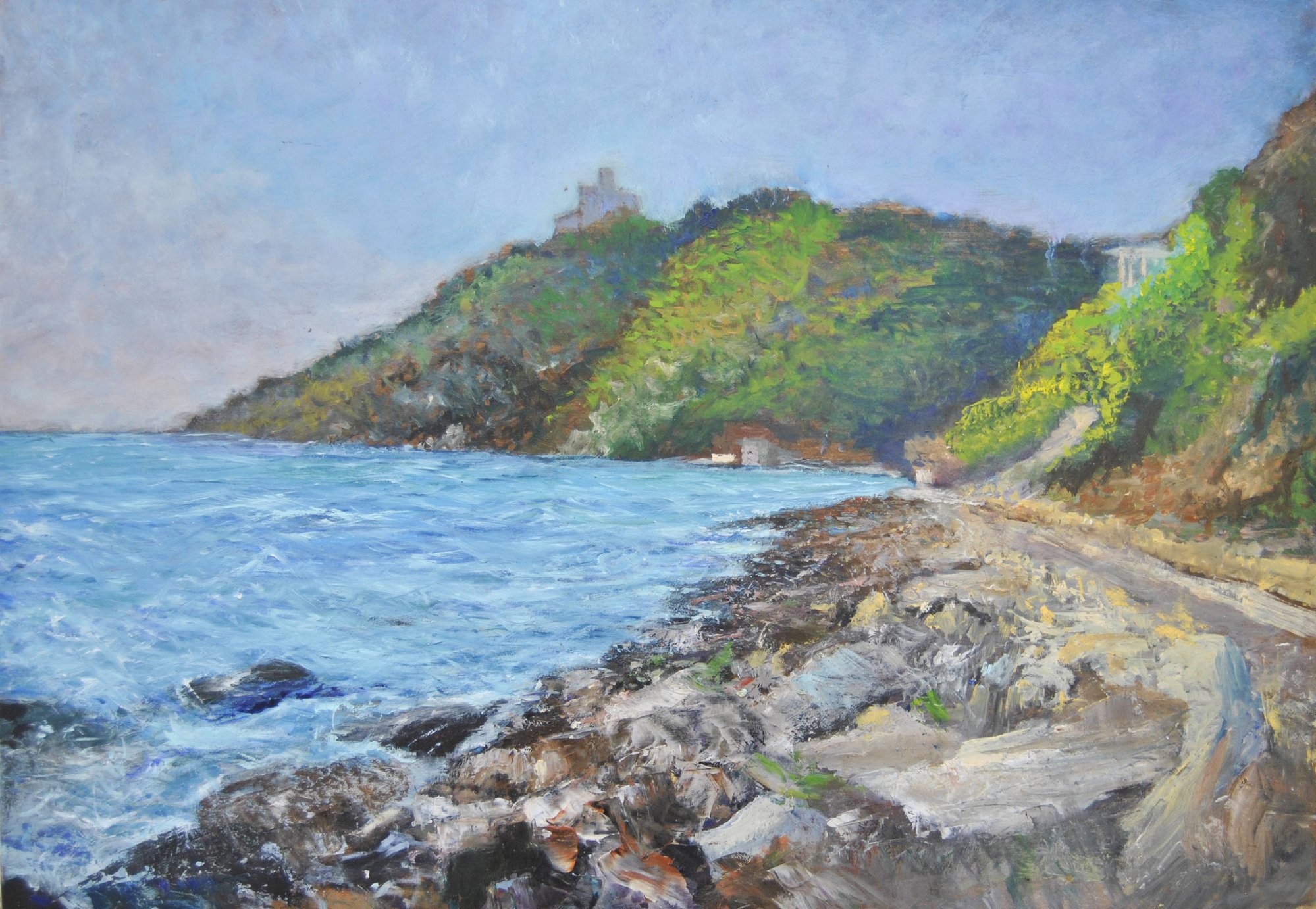 Castel Sonnino a mezzogiorno con mare azzurro e verde della macchia mediterranea