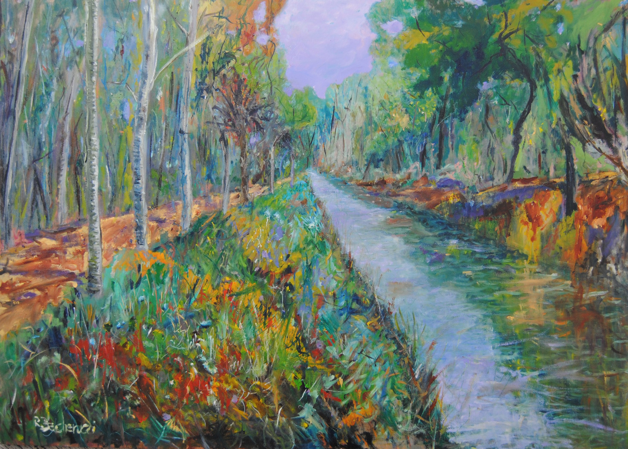 Ruscello nel bosco con vegetazione verde e fiori, paesaggio intimo e poetico