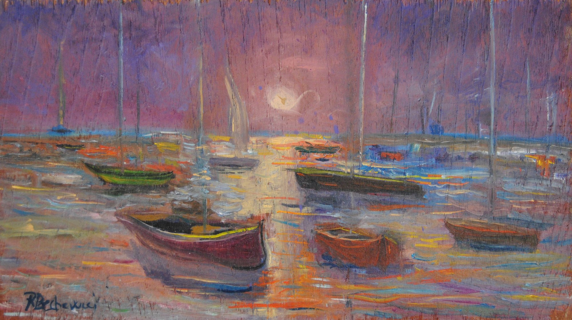 Barche di legno all’ormeggio in controluce con tramonto viola e sole quasi bianco