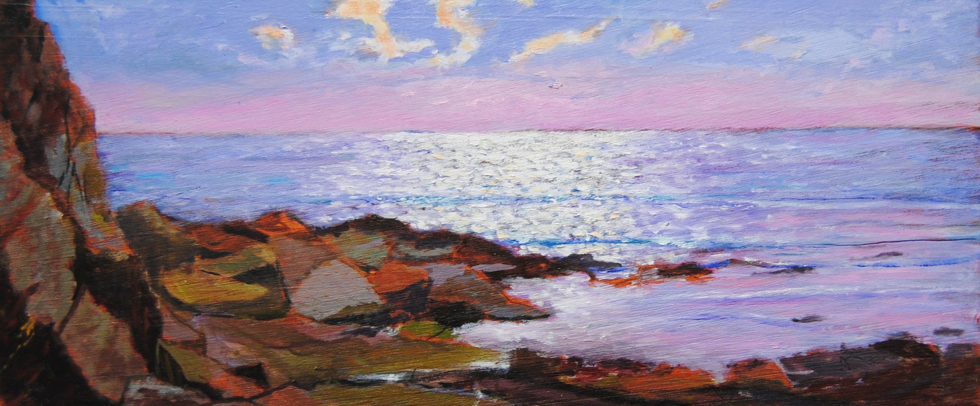 Scogliera al tramonto rosa estivo con cielo e mare che si fondono