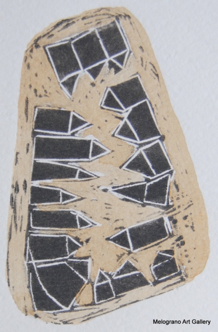 Monotipo con intervento manuale di Sergio Mazzoni – segni geometrici e tonalità terrose su carta.