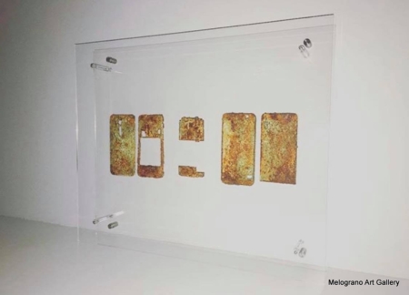 Smartphone XXI secolo d c, assemblaggio materico di Morgan Zangrossi con ruggine e resina