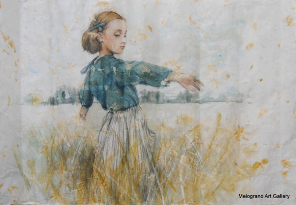 Acquerello di Taichi Ichikawa, bambina in un campo di grano con le braccia aperte al sole.
