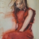 Acquerello di Taichi Ichikawa, ragazza seduta con vestito rosso e sguardo rivolto in basso.