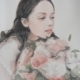 Acquerello di Taichi Ichikawa, donna con mazzo di rose rosa in atmosfera dolce e luminosa.