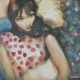 Acquerello di Taichi Ichikawa, giovane donna con camicetta decorata da papaveri rossi.