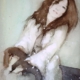 Acquerello di Taichi Ichikawa, donna sorridente nella neve, atmosfera luminosa e serena.