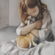 Acquerello di Taichi Ichikawa, bambina con cagnetto in braccio, scena dolce e rassicurante.