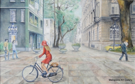 Dipinto figurativo di Valeria Luschi raffigurante una ragazza in bicicletta con vestito rosso che attraversa una strada urbana in luce calda