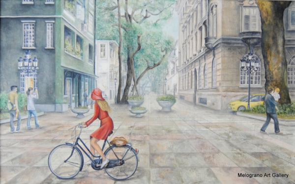 Dipinto figurativo di Valeria Luschi raffigurante una ragazza in bicicletta con vestito rosso che attraversa una strada urbana in luce calda