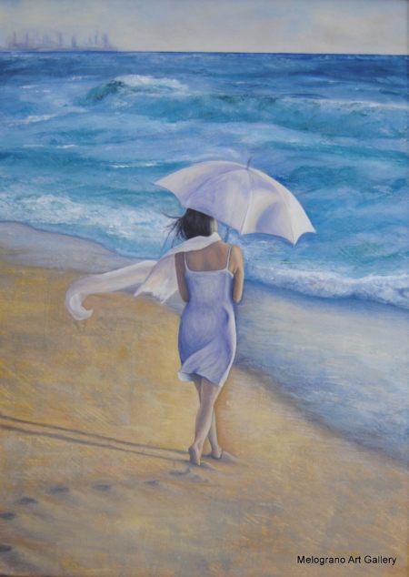 Dipinto figurativo luminoso di Valeria Luschi con una ragazza con ombrello sulla spiaggia con mare azzurro e sabbia dorata