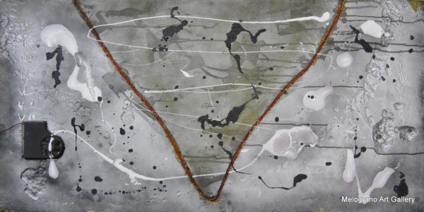 Opera “Commedy” di Andrea Renda, rivisitazione contemporanea della Divina Commedia con grande V rossa, numeri romani dei gironi e ventola di computer nei cerchi più bassi.