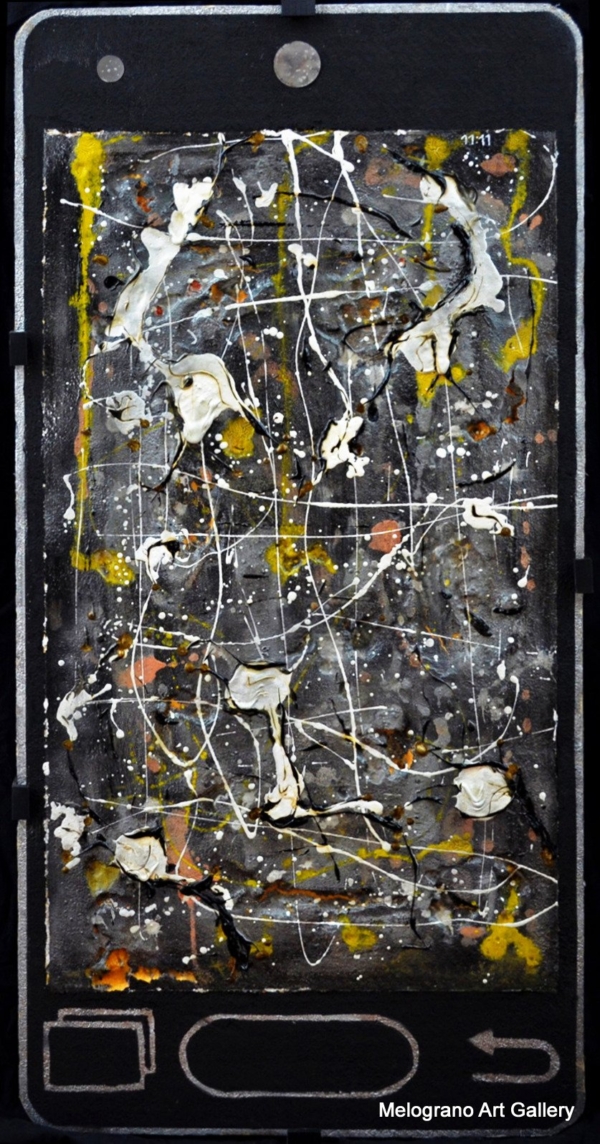 Opera “Evolution” di Andrea Renda, pannello in polistirolo con velo traslucido, segnali tormentati e maschere, riflette evoluzione e involuzione dell’essere umano nell’era digitale.