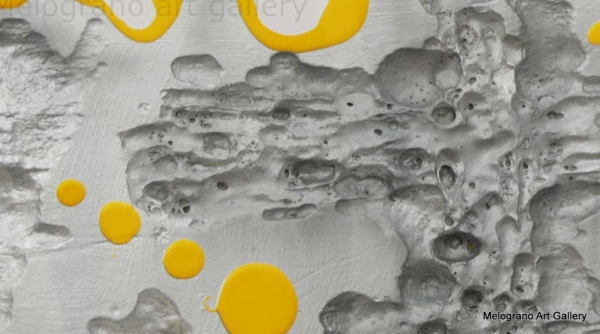 Opere materiche di Andrea Renda con polistirolo scavato, colori intensi e texture profonde