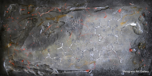 Opera “Load Error” di Andrea Renda, rappresentazione della molecola di ossitocina con riferimenti a USB e connessioni digitali, simbolo di amore, affettività e relazioni interpersonali.