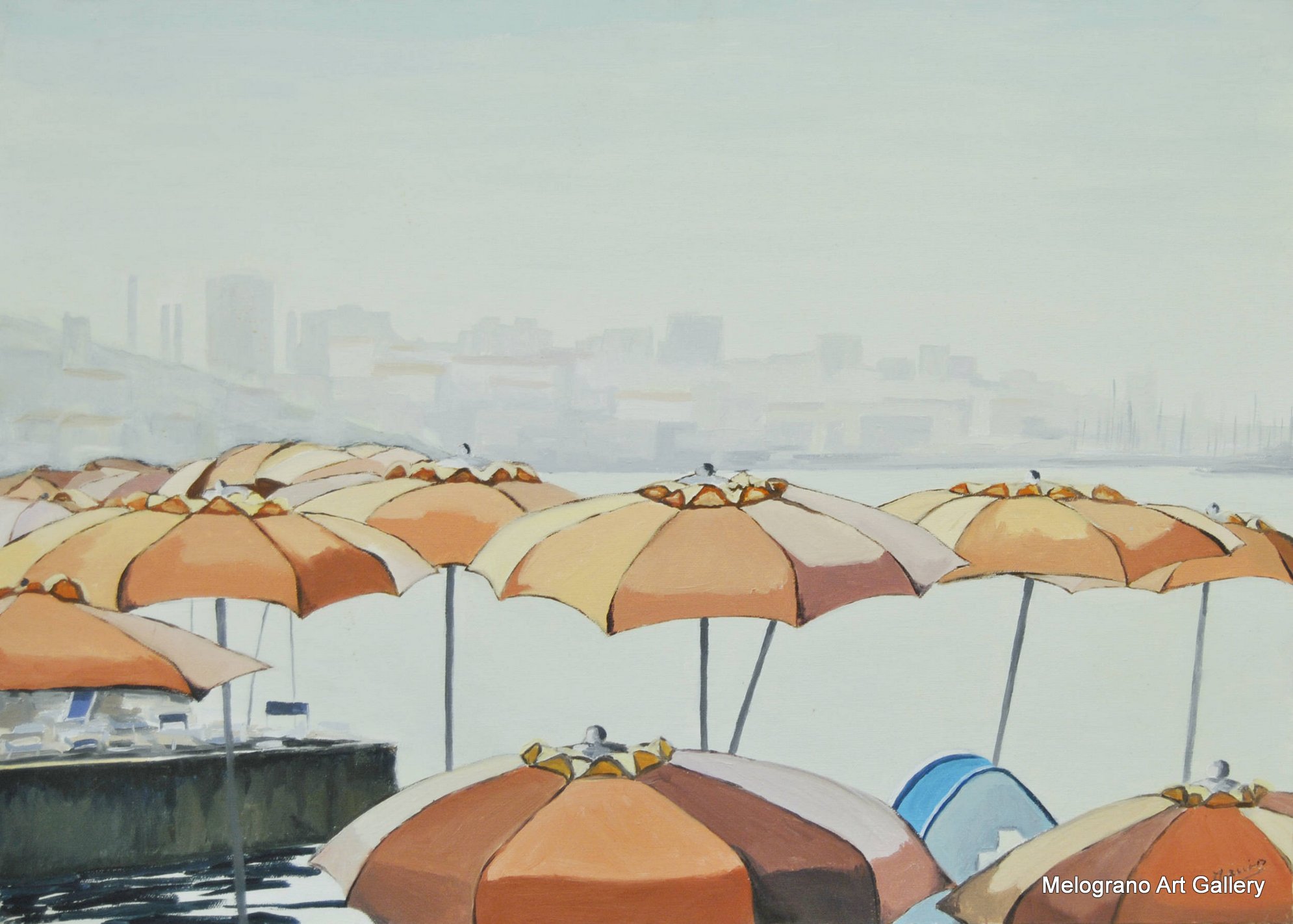 Distesa di ombrelloni aperti nella nebbia, colori sfumati tra verde, arancio e mattone, atmosfera sospesa, dipinto di Bianca Manis.