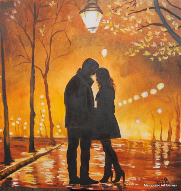 Coppia in controluce che cammina in un viale illuminato da lampioni aranciati, atmosfera serale calda e poetica, dipinto figurativo di Bianca Manis.