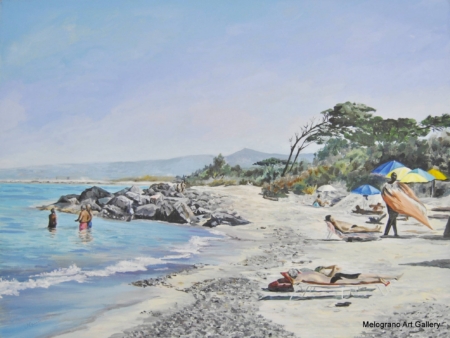 Spiaggia con mare e scogliera, bagnanti al sole e riflessi sull’acqua, dipinto figurativo di Bianca Manis.