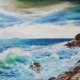 Mare visto dalla riva con scogli in primo piano, luce naturale e riflessi sull’acqua, dipinto figurativo di Bianca Manis.