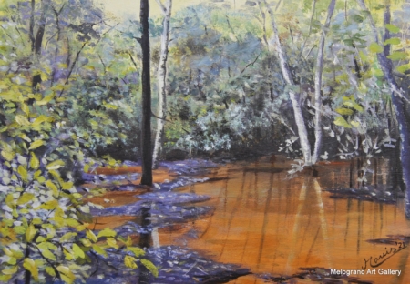 Bosco dopo la pioggia visto da una radura, vegetazione verde e brillante, atmosfera umida e luminosa, dipinto figurativo di Bianca Manis.