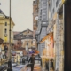 Scorcio urbano con dettagli realistici e luce calda, veduta cittadina iperrealista e vitale, dipinto figurativo di Bianca Manis.