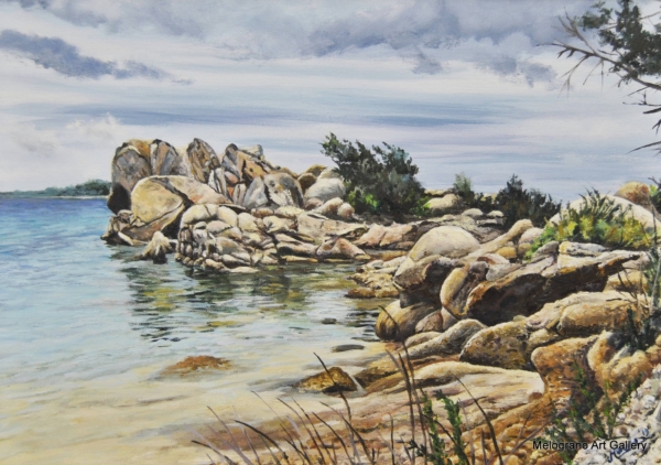 Mare visto dalla riva con scogli in primo piano, luce naturale e riflessi sull’acqua, dipinto figurativo di Bianca Manis.