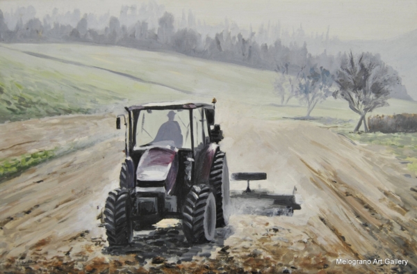 Trattore al lavoro nei campi, polvere dorata che si alza dalla terra, colline sullo sfondo, dipinto figurativo di Bianca Manis.