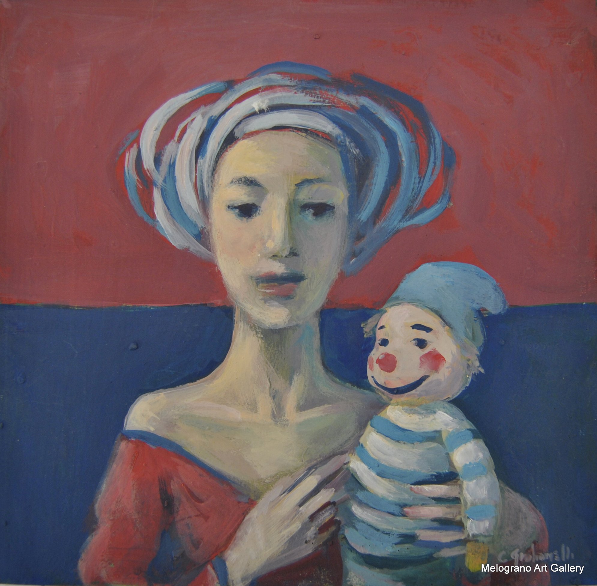 Donna con acconciatura onirica rinascimentale che tiene un pupazzo tra le mani