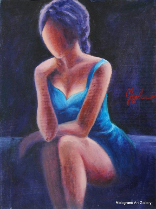 Donna seduta in posa languida senza volto con abito azzurro scollato in stile etereo di Clelia Logoluso