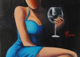 Donna senza volto con bicchiere sollevato in abito azzurro scollato opera eterea di Clelia Logoluso