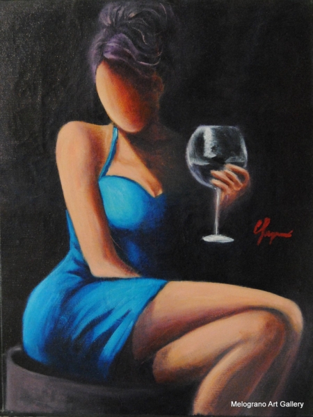 Donna senza volto con bicchiere sollevato in abito azzurro scollato opera eterea di Clelia Logoluso