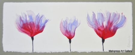 Acquarello fiori simili a tulipani – sfumature rosso e viola, grandi petali, pittura floreale delicata
